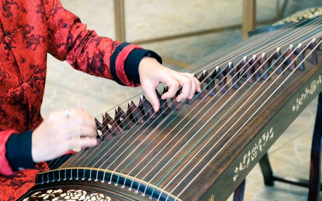 古筝を弾く女性