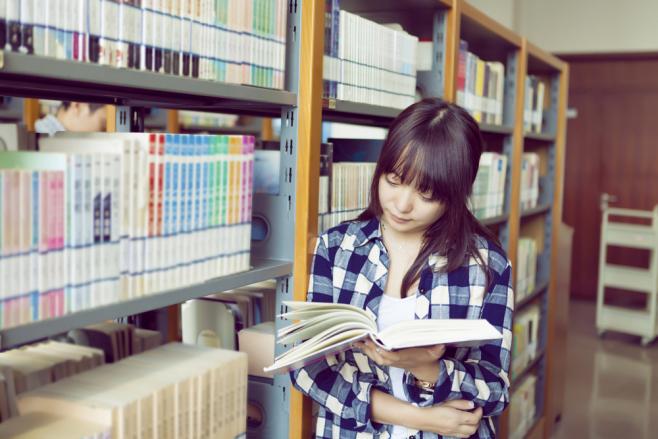 図書館で本を読む女性