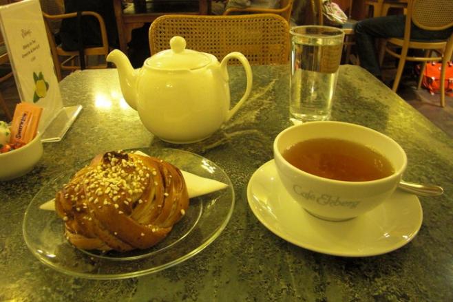 定番のシナモンロールと紅茶