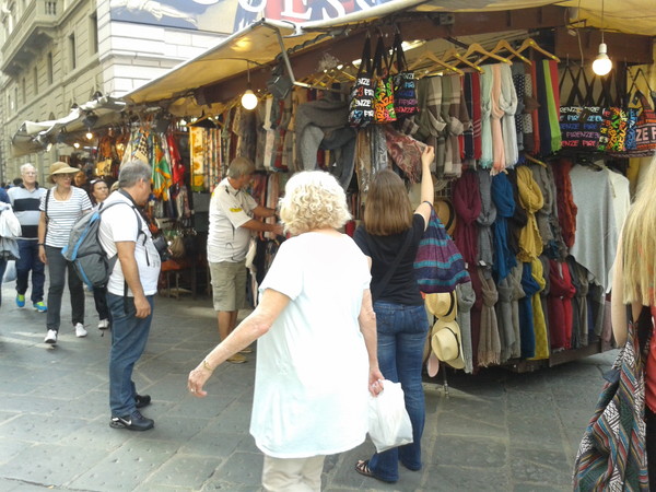 カッシーネ公園の市場