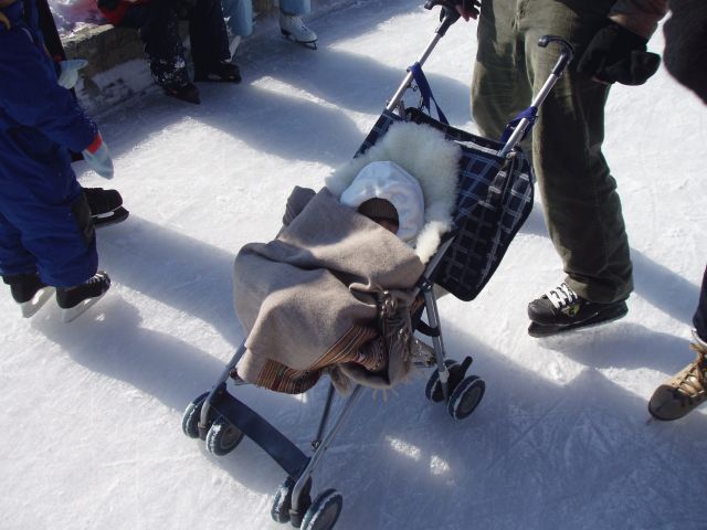 スケート場にベビーカー