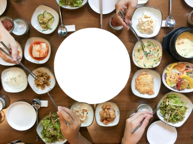 テーブルに収まりきらないお皿の量