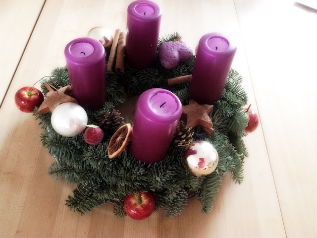 クリスマスリースのデコレーション