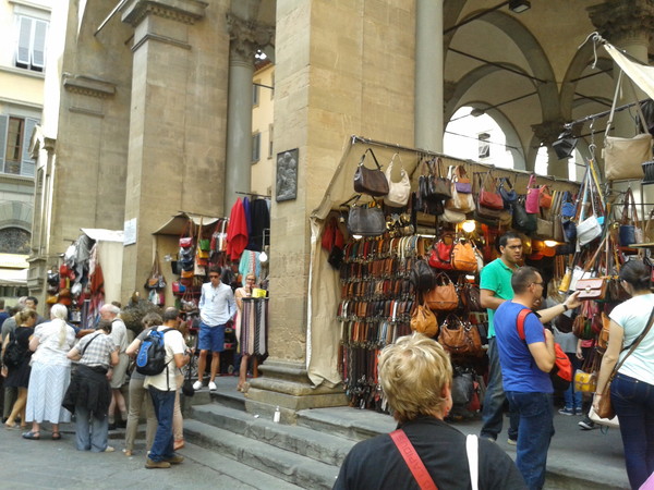 カッシーネ公園の市場