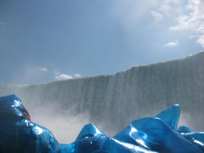 下から見るナイアガラの滝