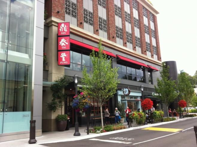 ワシントン大学の近くにある大型ショッピングモールUniversity Village