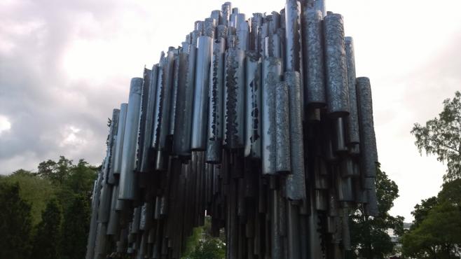 パイプオルガンをモチーフとしたモニュメント