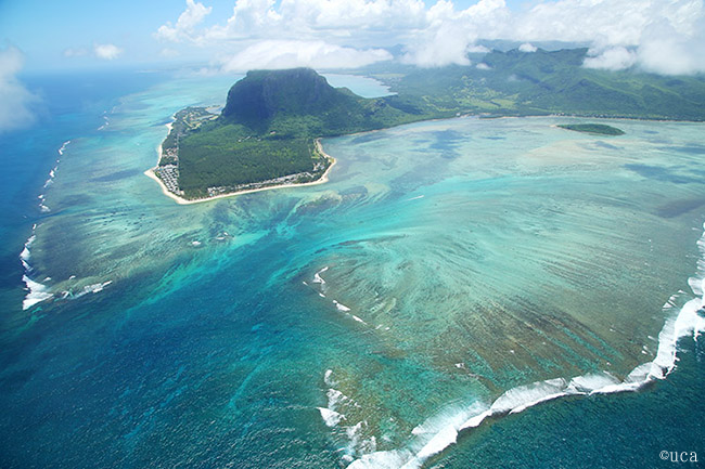 ヘリコプターから眺めるモーリシャスの絶景