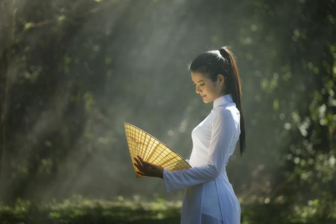 ベトナムの民族衣装でもあるアオザイを着ている女性