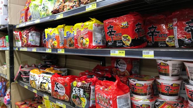 スーパーマーケットのアジア、メキシコ食材コーナー