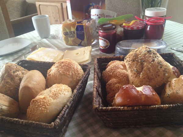 朝食が用意されている食卓