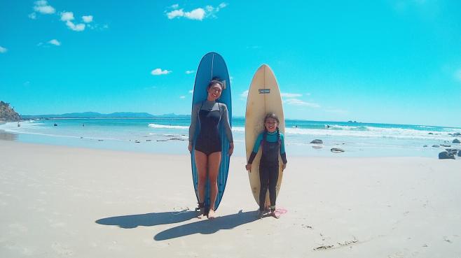 バイロンベイビーチでサーフィン