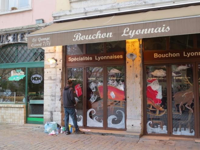 クリスマスのデコレーションで飾られる店