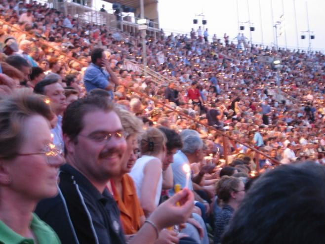 野外オペラを見る観客