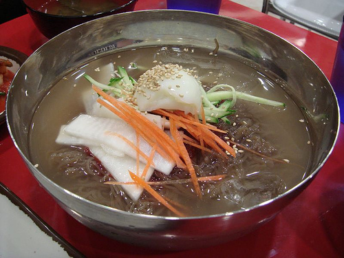 梨がのっている冷麺