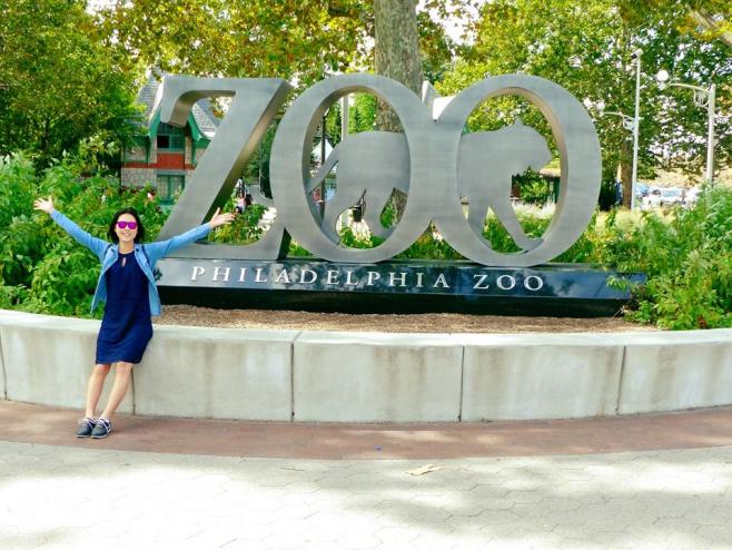 アメリカのフィラデルフィア動物園前で