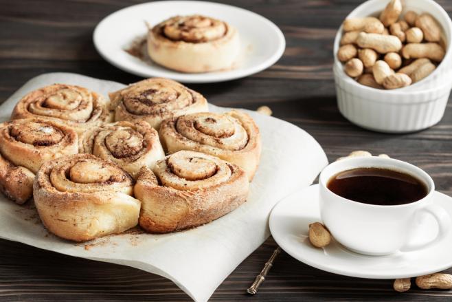 シナモンロールとコーヒー
