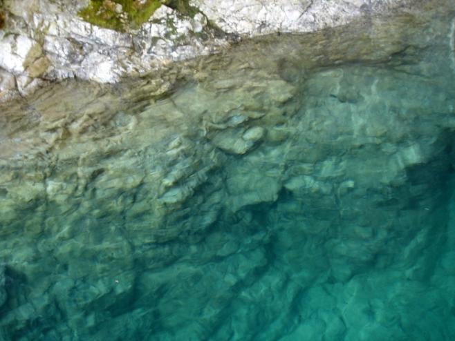 エメラルドグリーンの川