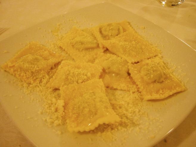 パルミジャーノがかかったラビオリ