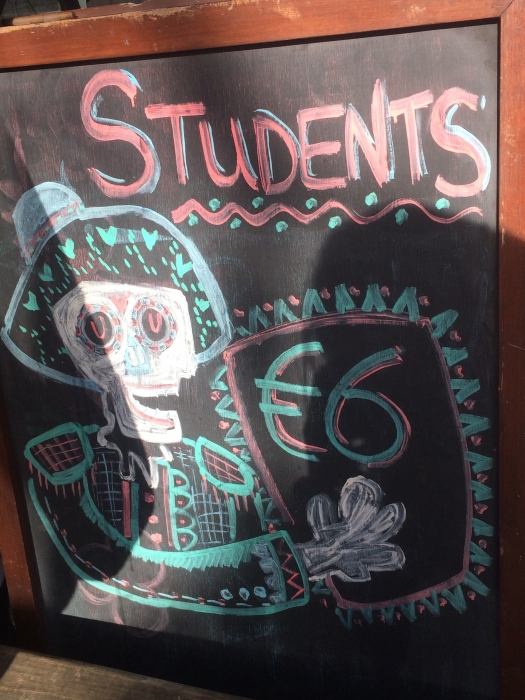 学割を伝える看板