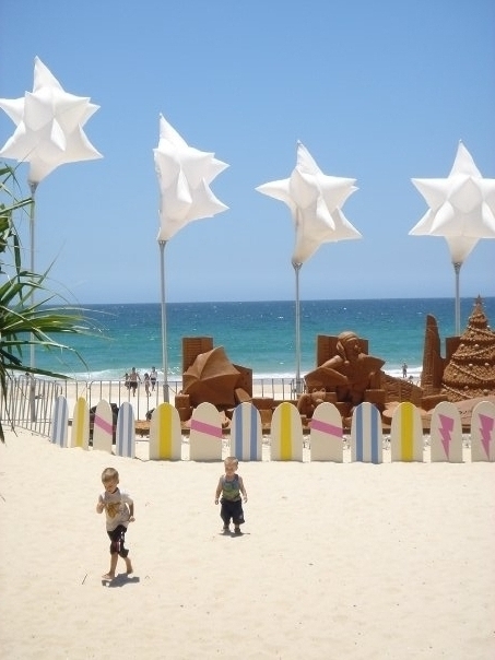 白い砂浜のビーチで遊ぶ子供