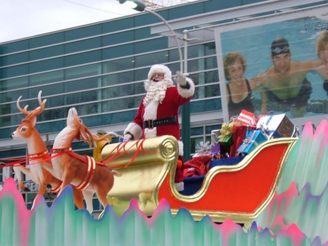 クリスマスの盛大なサンタのパレード