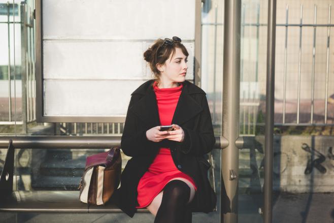 バス停で待つ女性