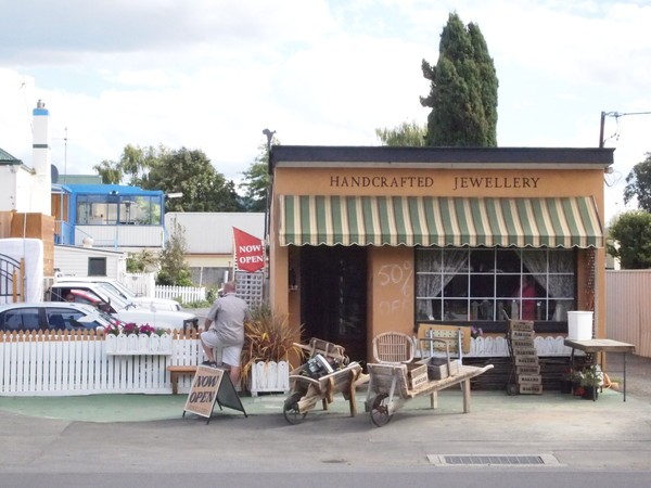 壁に50%と描かれる可愛いお店