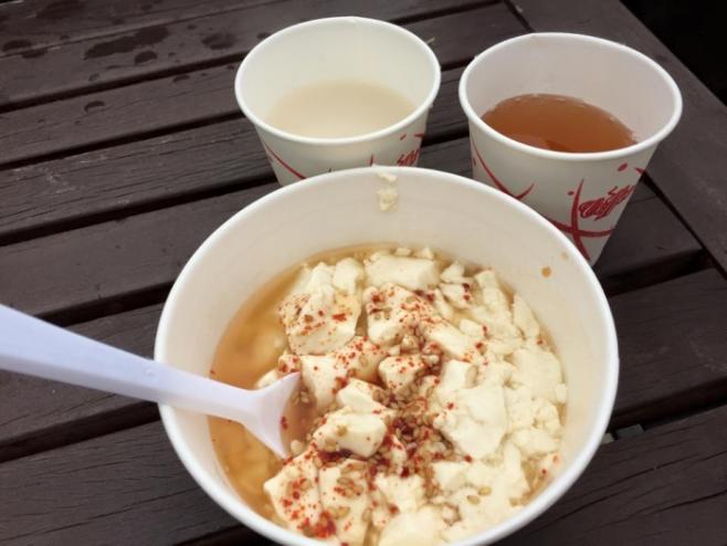 マラソン大会で提供された韓国伝統茶と牛骨スープ、スンドゥブ