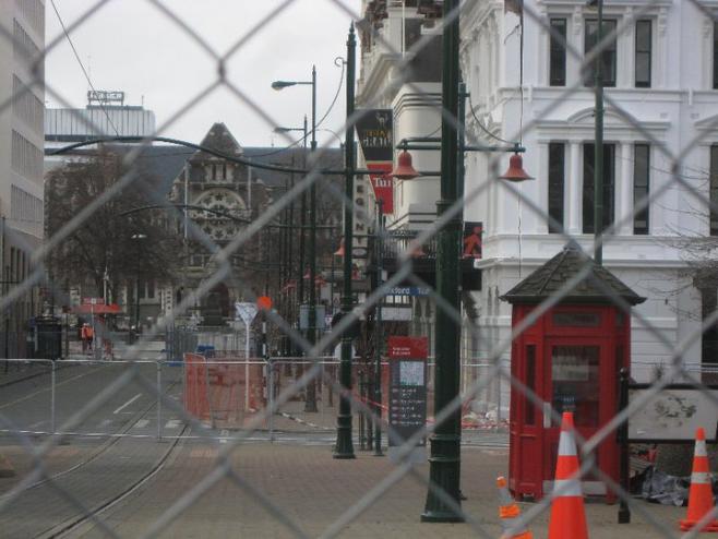 地震後の残骸が残る街並み