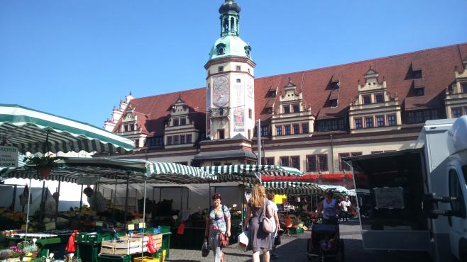 市内中心部で定期的に開催されるマーケット