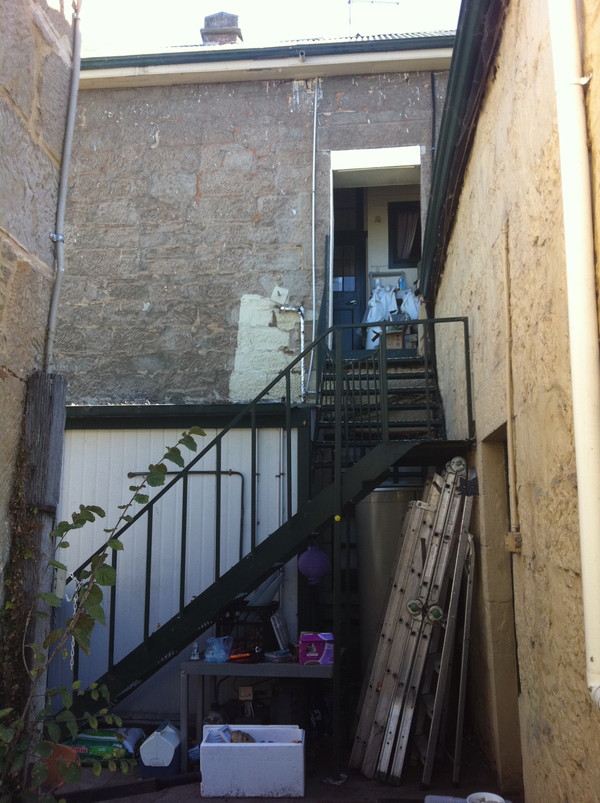 パン屋さんの裏手