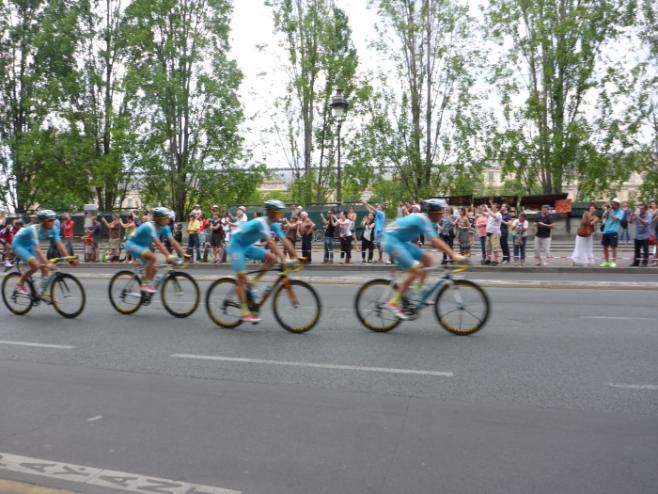 自転車で通り過ぎる選手