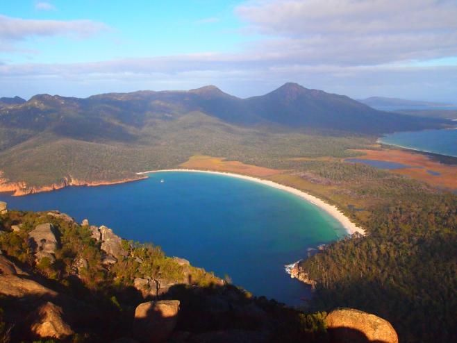 美しいエメラルドグリーンの海