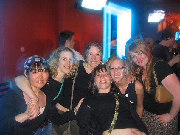 友達と夜はお酒を飲みに