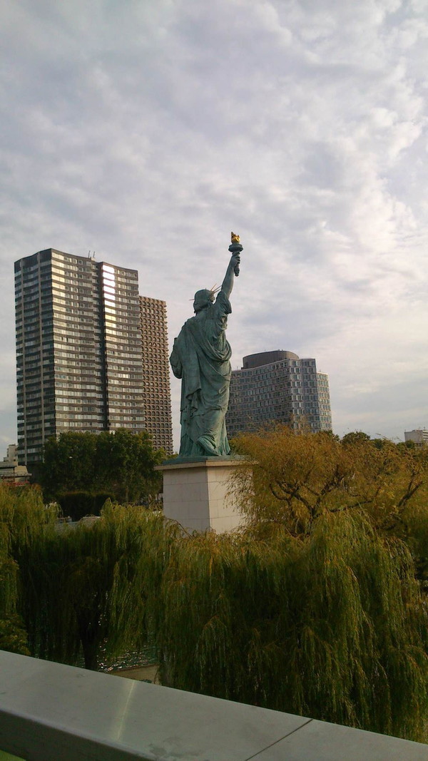 後ろ側から見た自由の女神
