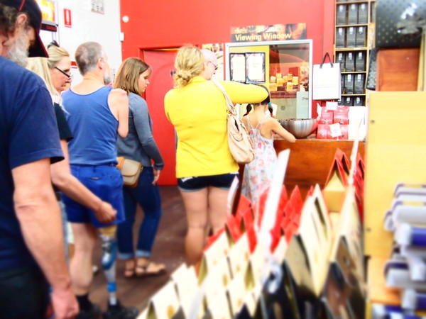 チョコレートを店内で試食するお客さん