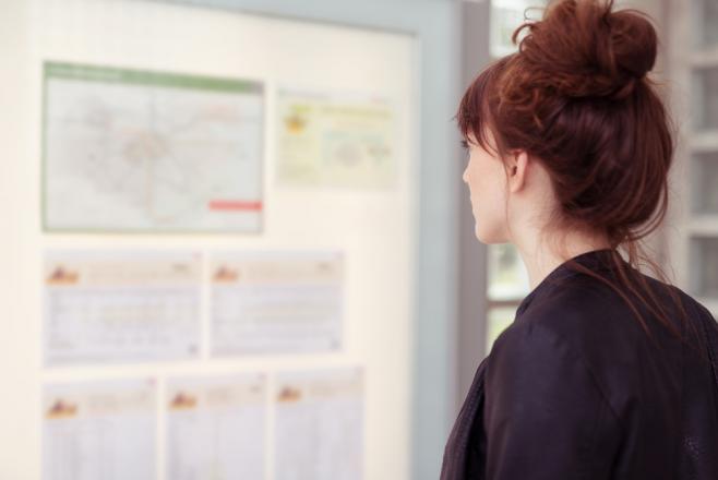 掲示板で仕事を探す女性